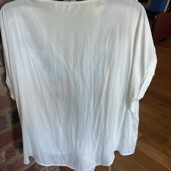 Cute embroidered top 🌸 - Picture 3 of 3